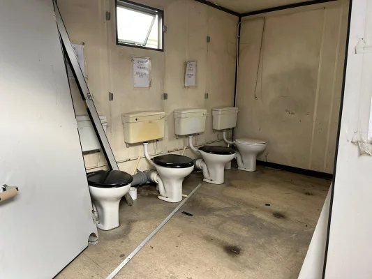  - Ref: 3350 - 21'x9' Toilet