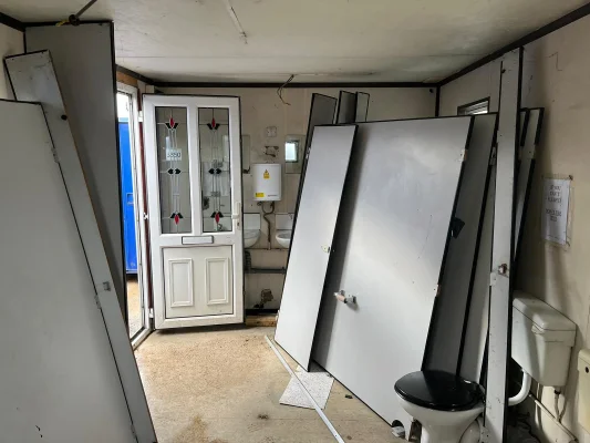  - Ref: 3350 - 21'x9' Toilet