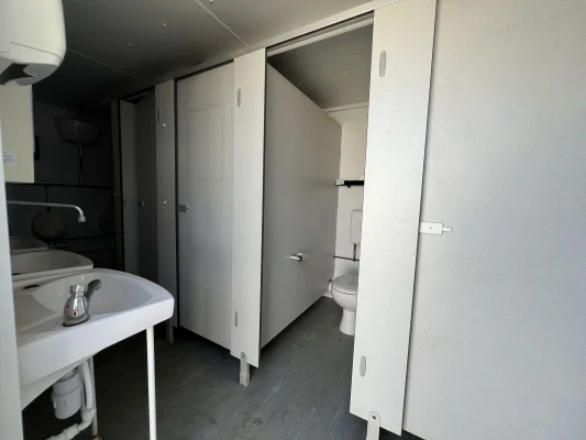  - Ref: 3615 - 21'x9' Toilet