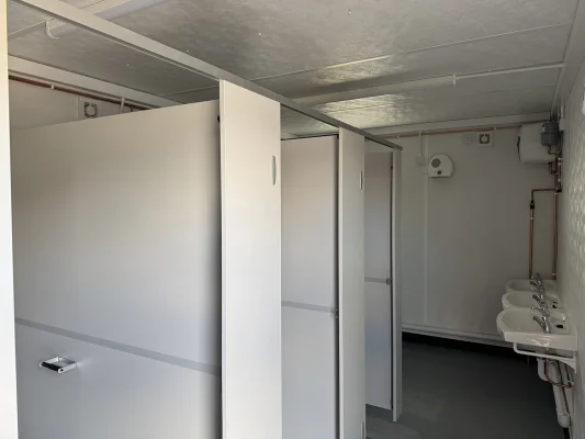  - Ref: 3717 - 32'x10' Toilet