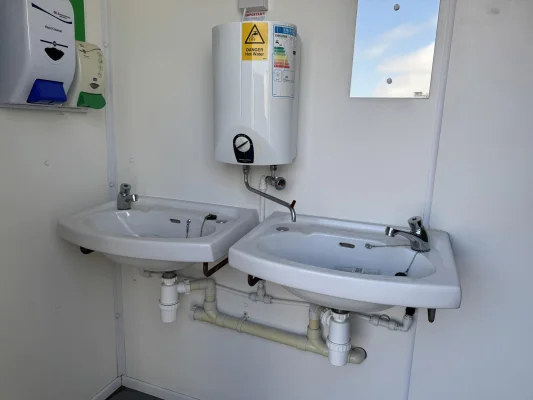  - Ref: 3892 - 12'x9' Toilet